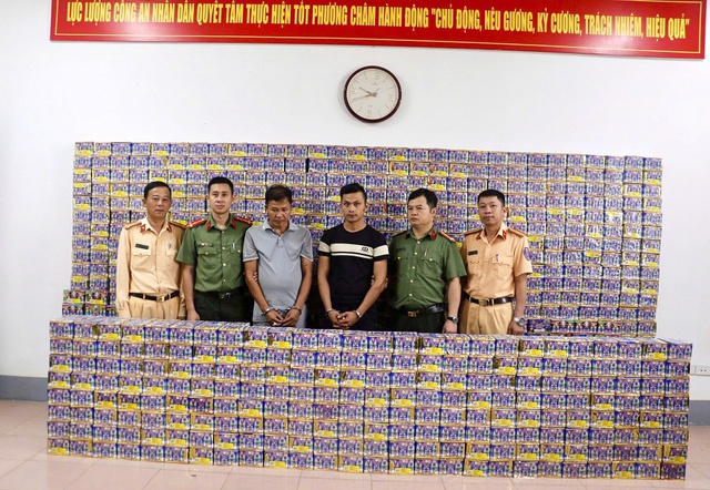 Bắt cặp đôi buôn bán 1,5 tấn pháo nổ từ nước ngoài vào Việt Nam- Ảnh 1. Bắt cặp đôi buôn bán 1,5 tấn pháo nổ từ nước ngoài vào Việt Nam- Ảnh 1.