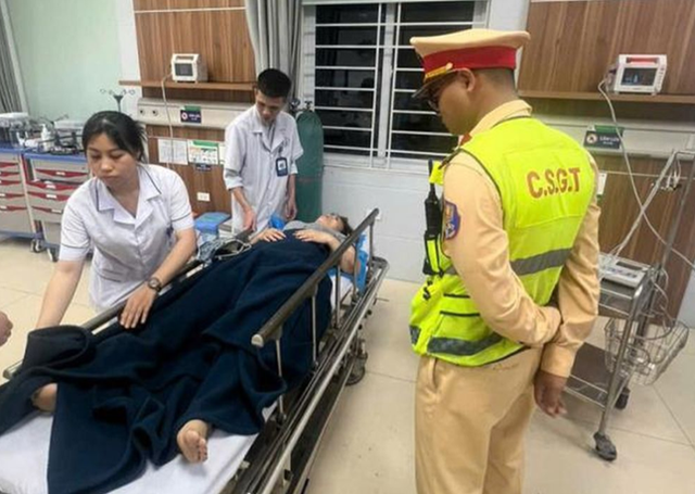 Người phụ nữ bị chảy máu não được CSGT đưa đi cấp cứu kịp thời- Ảnh 1. Người phụ nữ bị chảy máu não được CSGT đưa đi cấp cứu kịp thời- Ảnh 1.
