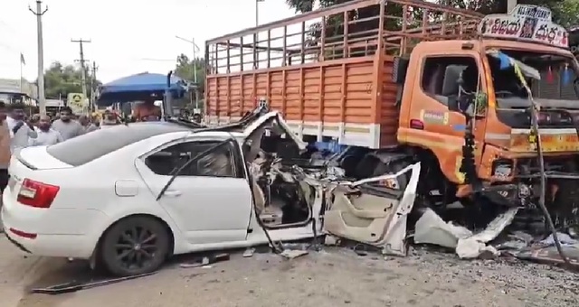 Ô tô mất lái đâm trực diện xe tải, 3 sinh viên tử vong tại chỗ- Ảnh 1. Ô tô mất lái đâm trực diện xe tải, 3 sinh viên tử vong tại chỗ- Ảnh 1.