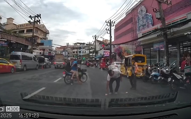 Thấy tiền mặt rơi khắp đường, người phụ nữ có hành động gây sốc- Ảnh 1. Thấy tiền mặt rơi khắp đường, người phụ nữ có hành động gây sốc- Ảnh 1.