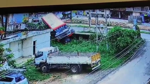 Xe buýt mất lái đâm trúng 2 xe máy khiến 4 người thương vong- Ảnh 1. Xe buýt mất lái đâm trúng 2 xe máy khiến 4 người thương vong- Ảnh 1.