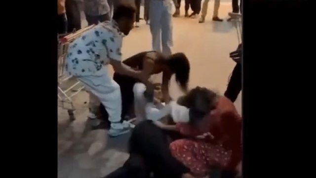 Nhóm cô gái túm tóc, đánh nhau dữ dội bên ngoài quán rượu- Ảnh 1. Nhóm cô gái túm tóc, đánh nhau dữ dội bên ngoài quán rượu- Ảnh 1.