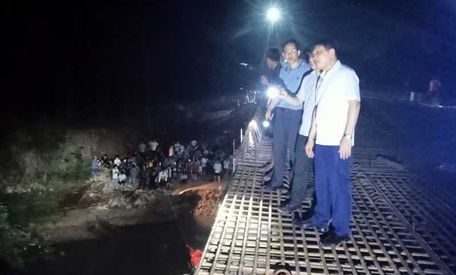 Vụ 7 học sinh bị lũ cuốn trôi: Còn 2 cháu vẫn mất tích- Ảnh 2. Vụ 7 học sinh bị lũ cuốn trôi: Còn 2 cháu vẫn mất tích- Ảnh 2.