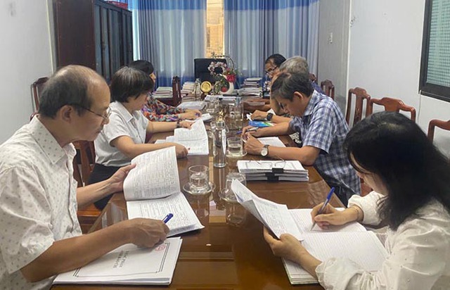 Hội đồng xét duyệt giải thưởng báo chí tỉnh Bình Định. Ảnh: Lệ Hằng Hội đồng xét duyệt giải thưởng báo chí tỉnh Bình Định. Ảnh: Lệ Hằng