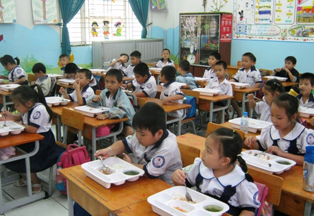 Bản tin 24/5: Hà Nội đang nghiên cứu miễn phí ăn trưa cho học sinh- Ảnh 1. Bản tin 24/5: Hà Nội đang nghiên cứu miễn phí ăn trưa cho học sinh- Ảnh 1.