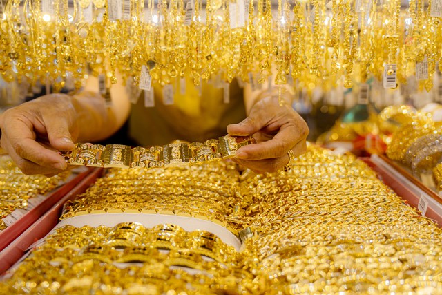 ĐBQH: Vàng ngày càng bấp bênh, có người lỗ hàng trăm triệu chỉ sau vài ngày- Ảnh 2. ĐBQH: Vàng ngày càng bấp bênh, có người lỗ hàng trăm triệu chỉ sau vài ngày- Ảnh 2.
