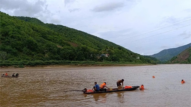 Lực lượng chức năng tìm kiếm nạn nhân. (Ảnh: UBND xã Tam Chung) Lực lượng chức năng tìm kiếm nạn nhân. (Ảnh: UBND xã Tam Chung)