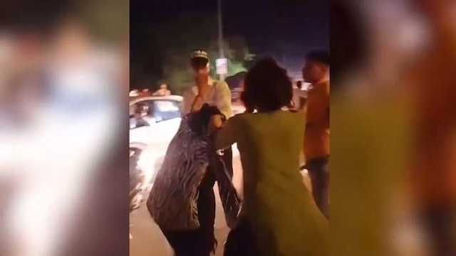 Bị bắt gặp, chồng cùng nhân tình lao vào đánh vợ ngay giữa phố- Ảnh 1. Bị bắt gặp, chồng cùng nhân tình lao vào đánh vợ ngay giữa phố- Ảnh 1.