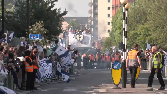 Không khí lễ hội trong cuộc diễu hành mừng chiến thắng của Tottenham. Không khí lễ hội trong cuộc diễu hành mừng chiến thắng của Tottenham.