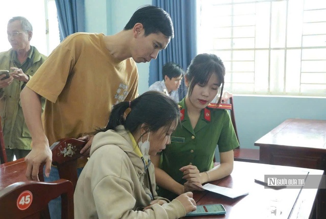 Bình Phước phát động chiến dịch "90 ngày, đêm" tích hợp giấy tờ trên ứng dụng VNeID- Ảnh 2. Bình Phước phát động chiến dịch "90 ngày, đêm" tích hợp giấy tờ trên ứng dụng VNeID- Ảnh 2.
