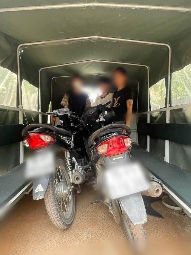 Dùng xe máy ăn trộm để “săn mồi”, đối tượng cùng 2 đồng bọn “sa lưới”- Ảnh 1. Dùng xe máy ăn trộm để “săn mồi”, đối tượng cùng 2 đồng bọn “sa lưới”- Ảnh 1.