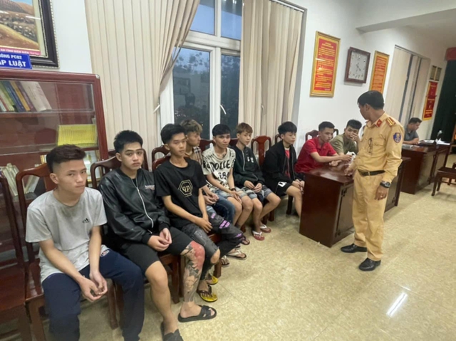 Tóm gọn 11 thanh thiếu niên mang dao, súng ná náo loạn đường phố trong đêm- Ảnh 1. Tóm gọn 11 thanh thiếu niên mang dao, súng ná náo loạn đường phố trong đêm- Ảnh 1.