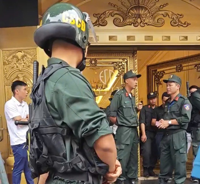 Cảnh sát đồng loạt khám xét 3 cơ sở liên quan Cảnh sát đồng loạt khám xét 3 cơ sở liên quan