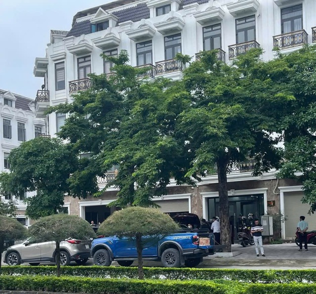Cảnh sát đồng loạt khám xét 3 cơ sở liên quan Cảnh sát đồng loạt khám xét 3 cơ sở liên quan