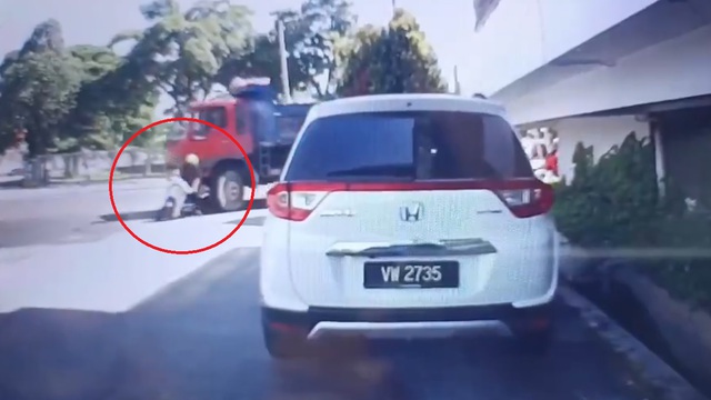 Rẽ trái, xe tải cán tử vong người đàn ông đi xe máy trên phố- Ảnh 1.