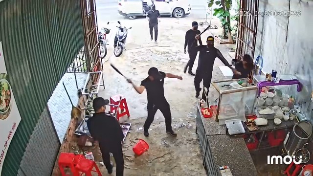 Công an tỉnh Đắk Lắk thông tin về vụ nhóm đối tượng mặc đồ đen vào quán phở đập phá- Ảnh 1. Công an tỉnh Đắk Lắk thông tin về vụ nhóm đối tượng mặc đồ đen vào quán phở đập phá- Ảnh 1.