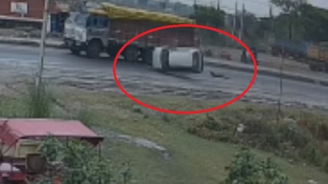 Va chạm với xe tải, ô tô con lộn 5 vòng trên đường- Ảnh 1.