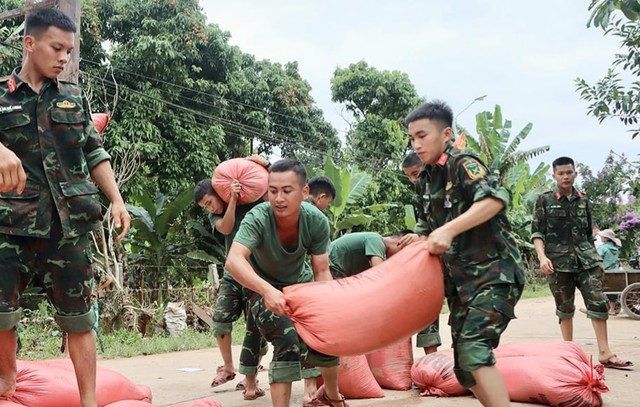 Cơ sở sấy lúa chạy hết công suất, hỗ trợ bà con vùng lũ Hà Tĩnh- Ảnh 2.