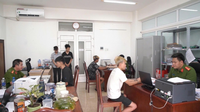 Huế: Bắt 7 thanh thiếu niên trộm cắp xe máy liên tỉnh- Ảnh 2. Huế: Bắt 7 thanh thiếu niên trộm cắp xe máy liên tỉnh- Ảnh 2.
