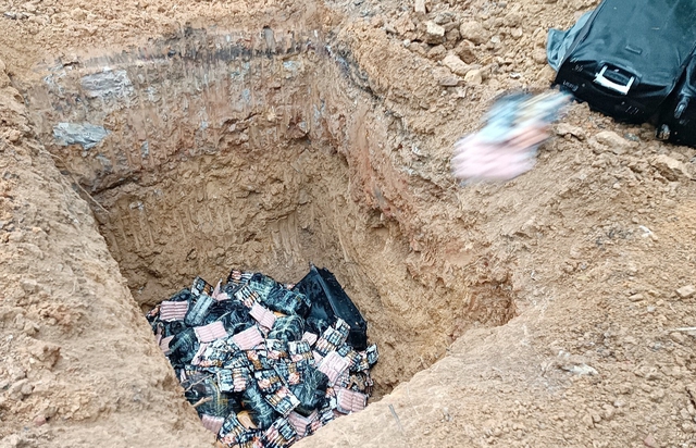 Lào Cai: Tiêu hủy hơn 2,5 tấn xúc xích, lạp xưởng, trứng gia cầm non nhập lậu- Ảnh 2. Lào Cai: Tiêu hủy hơn 2,5 tấn xúc xích, lạp xưởng, trứng gia cầm non nhập lậu- Ảnh 2.