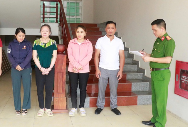 Phá đường dây buôn bán hàng trăm nghìn dầu gội, kem đánh răng,..giả các thương hiệu nổi tiếng- Ảnh 1. Phá đường dây buôn bán hàng trăm nghìn dầu gội, kem đánh răng,..giả các thương hiệu nổi tiếng- Ảnh 1.