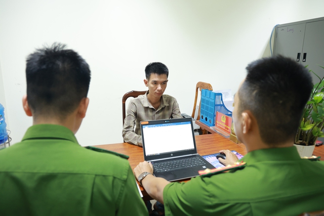 Bắt nhóm đối tượng chiếm đoạt hàng trăm tài khoản Facebook để nhắn tin mượn tiền- Ảnh 2. Bắt nhóm đối tượng chiếm đoạt hàng trăm tài khoản Facebook để nhắn tin mượn tiền- Ảnh 2.