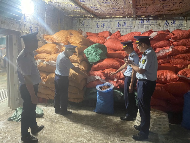Phát hiện gần 8 tấn chân gà không rõ nguồn gốc đang chờ tiêu thụ- Ảnh 2. Phát hiện gần 8 tấn chân gà không rõ nguồn gốc đang chờ tiêu thụ- Ảnh 2.