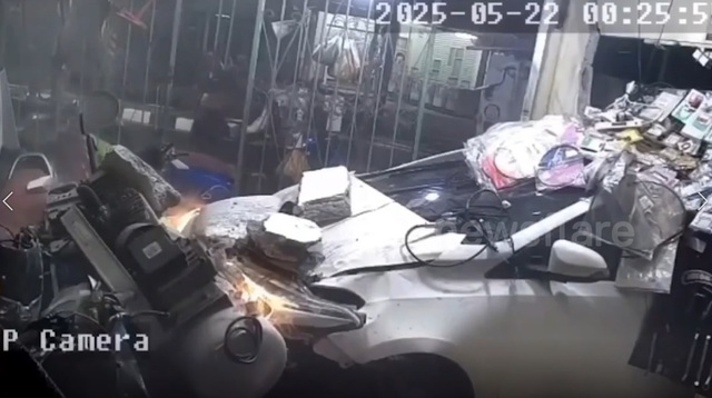 Ô tô lao vào cửa hàng sửa xe, người đàn ông thoát chết trong gang tấc- Ảnh 1. Ô tô lao vào cửa hàng sửa xe, người đàn ông thoát chết trong gang tấc- Ảnh 1.