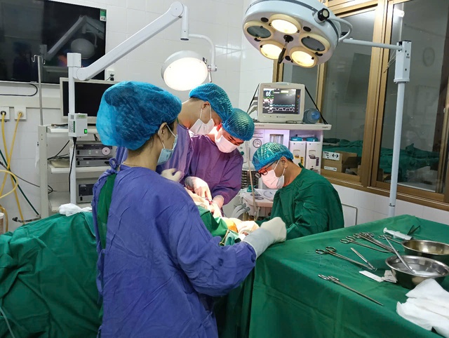 Tóc cuốn vào dây curoa, nữ công nhân gặp tai nạn lao động nghiêm trọng- Ảnh 1. Tóc cuốn vào dây curoa, nữ công nhân gặp tai nạn lao động nghiêm trọng- Ảnh 1.