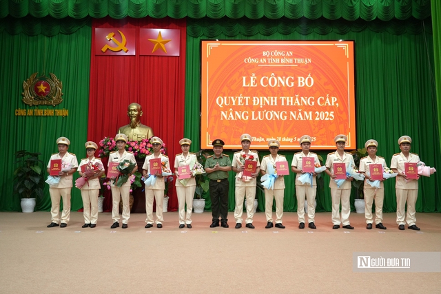 Hơn 690 cán bộ, chiến sĩ Công an Bình Thuận được thăng cấp bậc hàm và nâng bậc lương- Ảnh 1. Hơn 690 cán bộ, chiến sĩ Công an Bình Thuận được thăng cấp bậc hàm và nâng bậc lương- Ảnh 1.