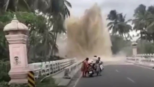 Cột nước cao khoảng 15 mét làm gián đoạn giao thông ở Tamil Nadu, Ấn Độ. Cột nước cao khoảng 15 mét làm gián đoạn giao thông ở Tamil Nadu, Ấn Độ.