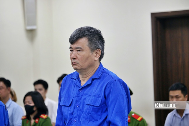 Cựu Phó Vụ trưởng khai được chủ doanh nghiệp “cầm một tập sổ đỏ trên tay rồi bảo chọn”- Ảnh 1. Cựu Phó Vụ trưởng khai được chủ doanh nghiệp “cầm một tập sổ đỏ trên tay rồi bảo chọn”- Ảnh 1.