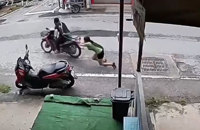 Cướp giật túi xách, người phụ nữ bị kéo lê 40 mét trên đường- Ảnh 1. Cướp giật túi xách, người phụ nữ bị kéo lê 40 mét trên đường- Ảnh 1.