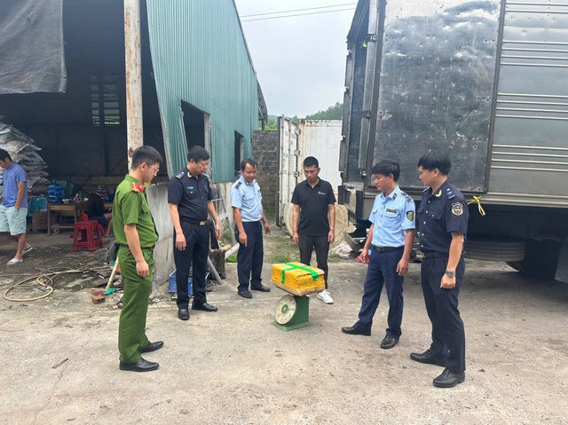 Phát hiện kho lạnh chứa hàng chục tấn mực, chân gà đã bốc mùi- Ảnh 1. Phát hiện kho lạnh chứa hàng chục tấn mực, chân gà đã bốc mùi- Ảnh 1.