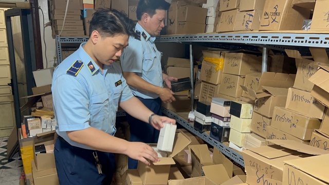 Hà Nội: Phát hiện kho hàng nghi giả nước hoa thương hiệu nổi tiếng giữa phố cổ- Ảnh 1. Hà Nội: Phát hiện kho hàng nghi giả nước hoa thương hiệu nổi tiếng giữa phố cổ- Ảnh 1.