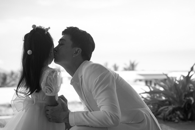 Cuộc sống bí ẩn của nam nghệ sĩ là đại gia ngầm: Lần duy nhất công khai vợ là đám cưới, có con gái 4 tuổi- Ảnh 5. Cuộc sống bí ẩn của nam nghệ sĩ là đại gia ngầm: Lần duy nhất công khai vợ là đám cưới, có con gái 4 tuổi- Ảnh 5.