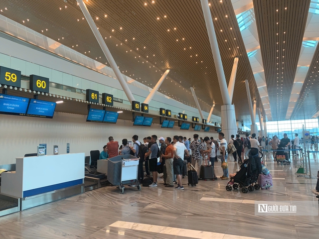 Ga T3 Tân Sơn Nhất: Hành khách vật vã vì đặt xe, tìm đường- Ảnh 1.