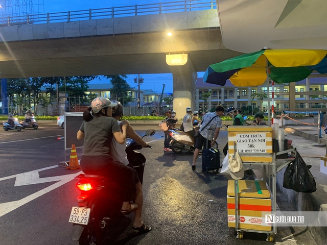 Ga T3 Tân Sơn Nhất: Hành khách vật vã vì đặt xe, tìm đường- Ảnh 3.