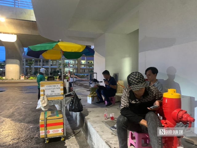 Ga T3 Tân Sơn Nhất: Hành khách vật vã vì đặt xe, tìm đường- Ảnh 4.