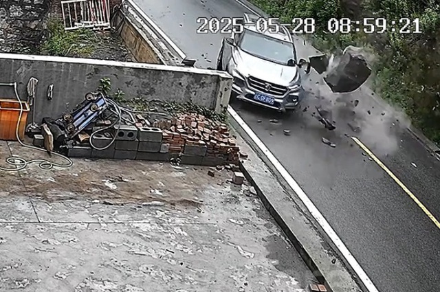 Tảng đá khổng lồ rơi xuống đường, đập trúng xe ô tô- Ảnh 1.