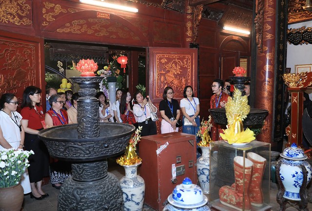 Tour đêm thứ 5 của Hà Nội: Hành trình khám phá linh hồn Thăng Long cổ kính- Ảnh 2. Tour đêm thứ 5 của Hà Nội: Hành trình khám phá linh hồn Thăng Long cổ kính- Ảnh 2.