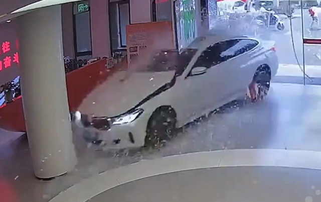 Đạp nhầm chân ga, nữ tài xế lao BMW vào sảnh tòa nhà- Ảnh 1. Đạp nhầm chân ga, nữ tài xế lao BMW vào sảnh tòa nhà- Ảnh 1.