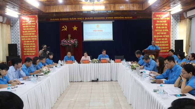 Phát huy vai trò của tổ chức Công đoàn trong việc góp ý sửa đổi, bổ sung Hiến pháp năm 2013- Ảnh 1. Phát huy vai trò của tổ chức Công đoàn trong việc góp ý sửa đổi, bổ sung Hiến pháp năm 2013- Ảnh 1.