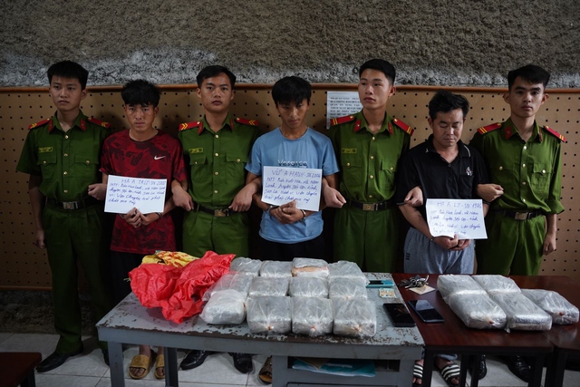 Phá đường dây ma túy xuyên quốc gia, thu giữ 50 bánh hồng phiến- Ảnh 1. Phá đường dây ma túy xuyên quốc gia, thu giữ 50 bánh hồng phiến- Ảnh 1.
