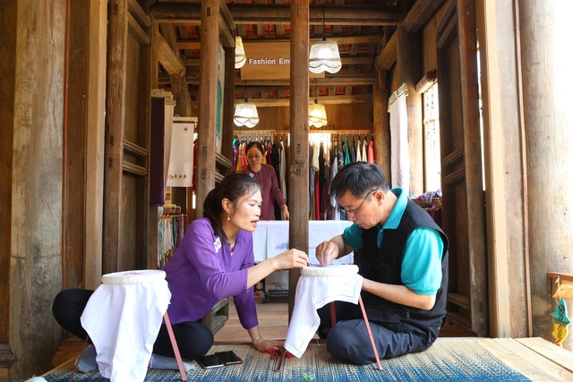 Những người "thắp lửa" làng nghề- Ảnh 2. Những người "thắp lửa" làng nghề- Ảnh 2.