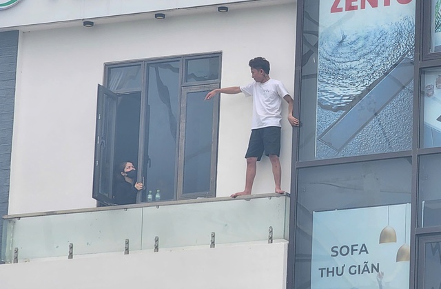 Thanh niên trèo cửa sổ tầng 4 khách sạn dọa nhảy xuống đất- Ảnh 1. Thanh niên trèo cửa sổ tầng 4 khách sạn dọa nhảy xuống đất- Ảnh 1.