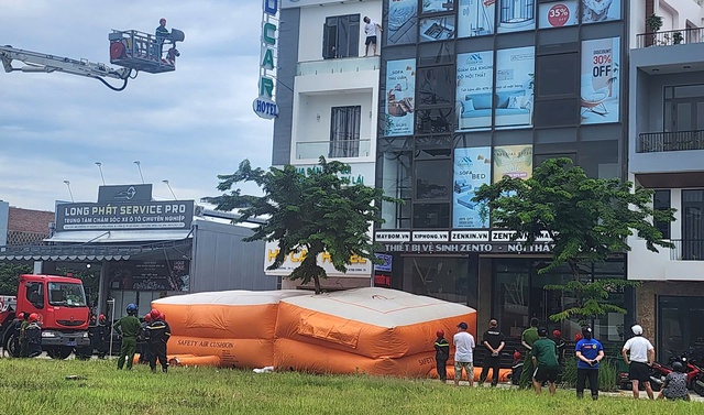 Thanh niên trèo cửa sổ tầng 4 khách sạn dọa nhảy xuống đất- Ảnh 2. Thanh niên trèo cửa sổ tầng 4 khách sạn dọa nhảy xuống đất- Ảnh 2.