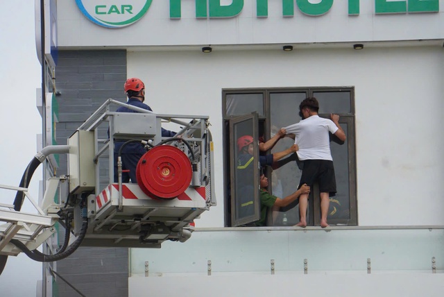 Thanh niên trèo cửa sổ tầng 4 khách sạn dọa nhảy xuống đất- Ảnh 3. Thanh niên trèo cửa sổ tầng 4 khách sạn dọa nhảy xuống đất- Ảnh 3.