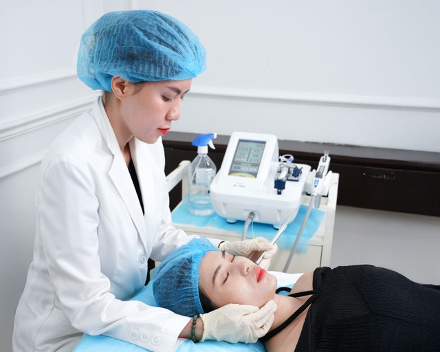 Bác sĩ Da liễu Lê Thị Ngọc Hoàn: Người đứng sau hàng ngàn case “giải cứu” sẹo rỗ thành công- Ảnh 5. Bác sĩ Da liễu Lê Thị Ngọc Hoàn: Người đứng sau hàng ngàn case “giải cứu” sẹo rỗ thành công- Ảnh 5.