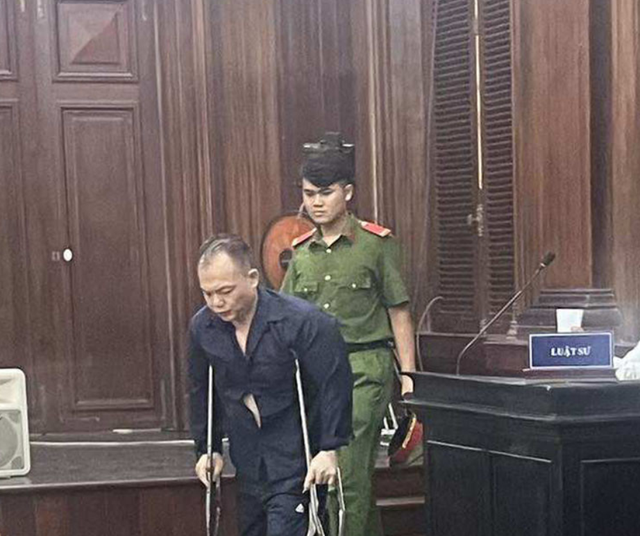 Bị hại bức xúc trước thái độ ngạo mạn của giám đốc chống nạng hầu tòa- Ảnh 1. Bị hại bức xúc trước thái độ ngạo mạn của giám đốc chống nạng hầu tòa- Ảnh 1.